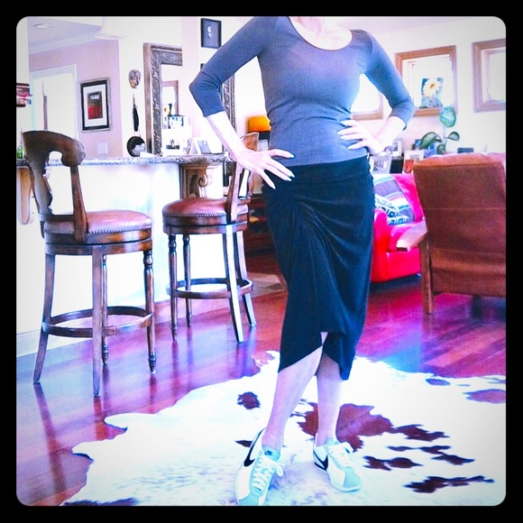 Curve flattering black skirt! - Picture 1 of 5